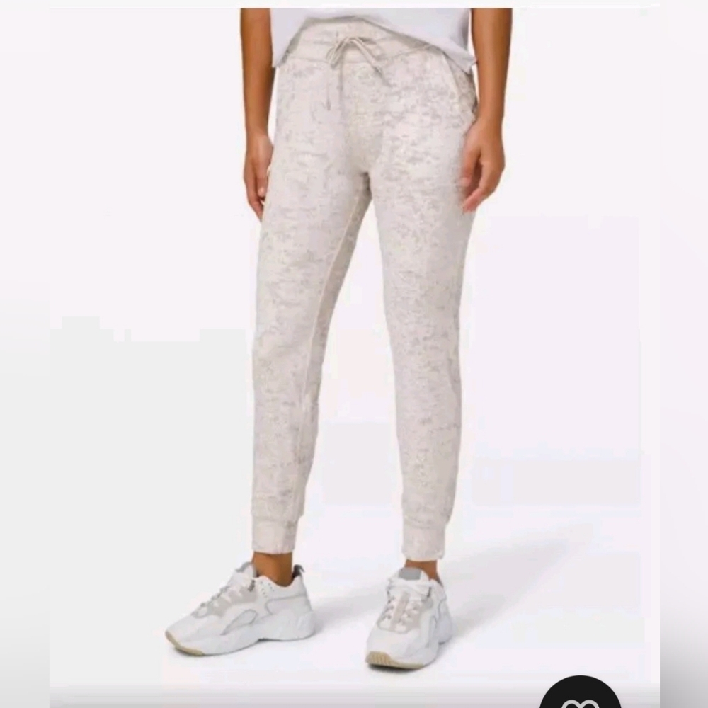 LULULEMON Ready To Crush velvet jogger (sz 6) Chrome